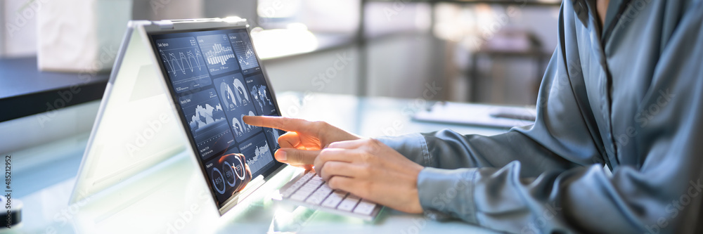 Aufkleber african businesswoman using analytics data kpi dashboard