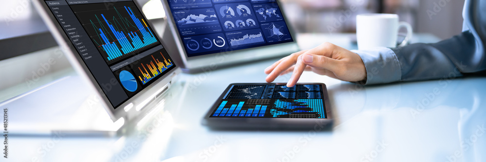 Poster african businesswoman using analytics data kpi dashboard
