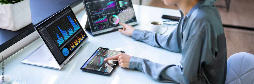 Aufkleber african businesswoman using analytics data kpi dashboard