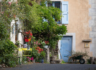 Maison ancienne et fleurie dans un hameau de montagne calme et tranquille dans les Cévennes en...