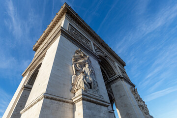 Fototapeta na wymiar arc de triomphe in paris with blue sky