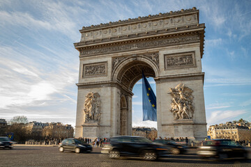 arc de triomphe with traffic in paris