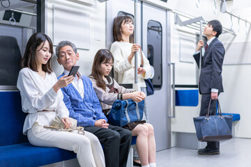 電車移動をする人々