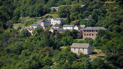 Village typique de montagne au milieu des bois dans une vallée des Cévennes en France.