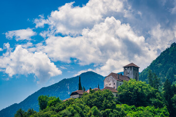 Ausblick auf Schloß Lebenberg bei Meran im Südtirol