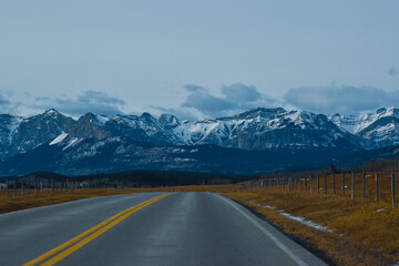 Naklejka premium road to the mountains