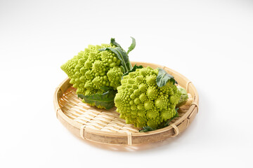 ロマネスコ　カリフラワーを白背景で