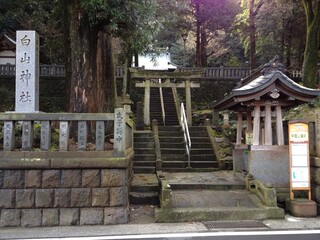 山の中の神社
