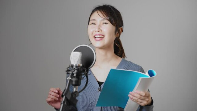 アフレコをする若い女性