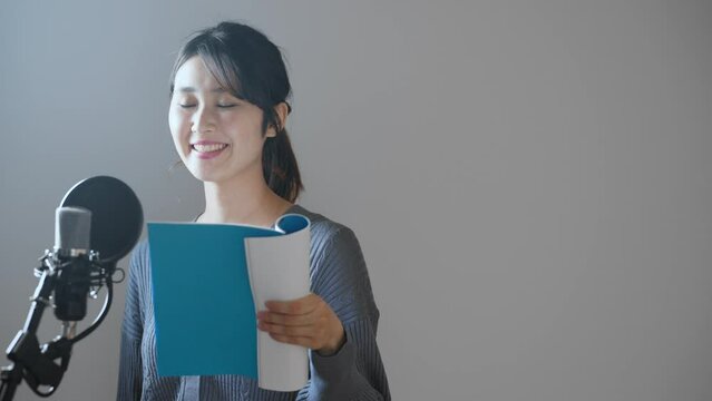 アフレコをする若い女性