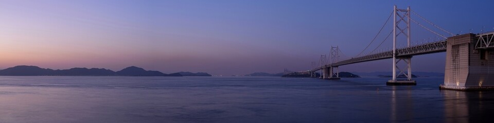Fototapeta na wymiar ピンク色に染まる日没直後の瀬戸大橋のパノラマ情景＠香川