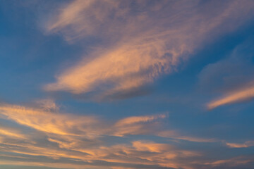 夕焼けに染まる空