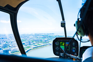 ヘリコプターを操縦するパイロット © maroke