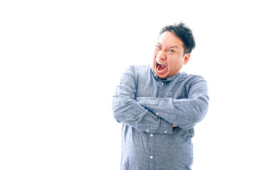 大激怒をする中年男性