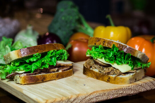 Sandwich, torta, de Carne con verdurtas, carnitas en torta, lonche de carne con vegetales y queso,  Rico lonche y  Sandwich , pan de barra con verdura y carne de puerco 