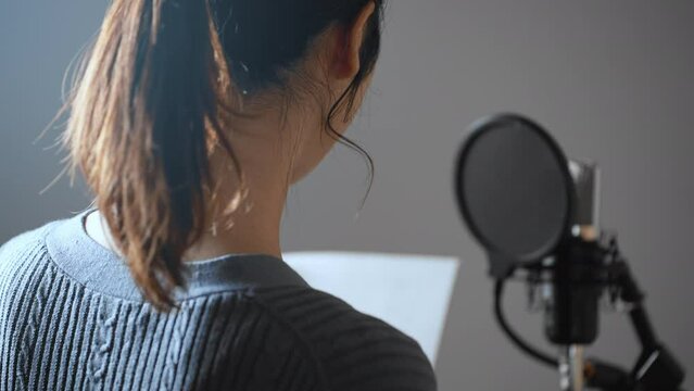 アフレコをする若い女性