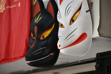 浅草の狐のお面達の風景