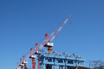工事中のクレーンと青空