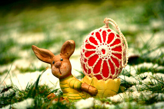 osterhase osterei  im schnee