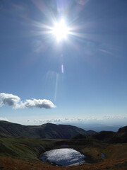 秋の陽に輝く鳥海湖