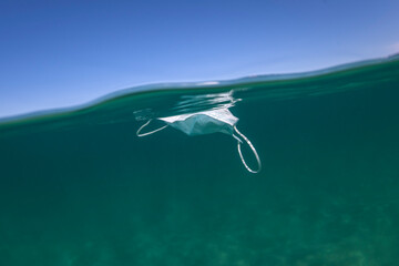 Fototapeta na wymiar Face mask in the ocean, Sydney Australia