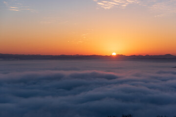 Fototapeta na wymiar 三次の雲海と日の出
