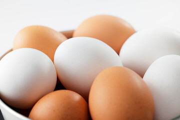 白と茶色の卵の盛り合わせ
