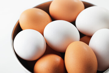 白と茶色の卵の盛り合わせ
