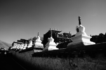 チベット・カム地方 理塘(リタン)ゴンパに建つ仏塔 - obrazy, fototapety, plakaty