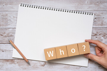 「Who?」と書かれた積み木