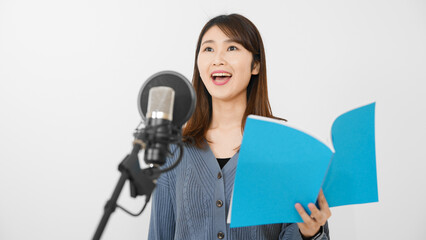 アフレコをする若い女性