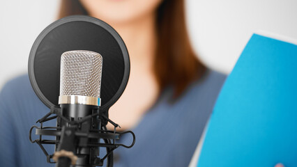 アフレコをする若い女性