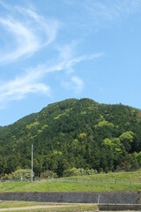 日本の春の風景　雲と新緑が綺麗な山里