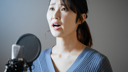 アフレコをする若い女性