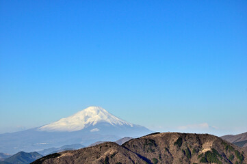 丹沢の大山からの展望　冬の青空と富士山
丹沢　大山のイタツミ尾根　25丁目付近より左奥が富士山、左から二ノ塔、三ノ塔
