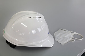Sicherheitshelm und Atemschutzmaske FFP