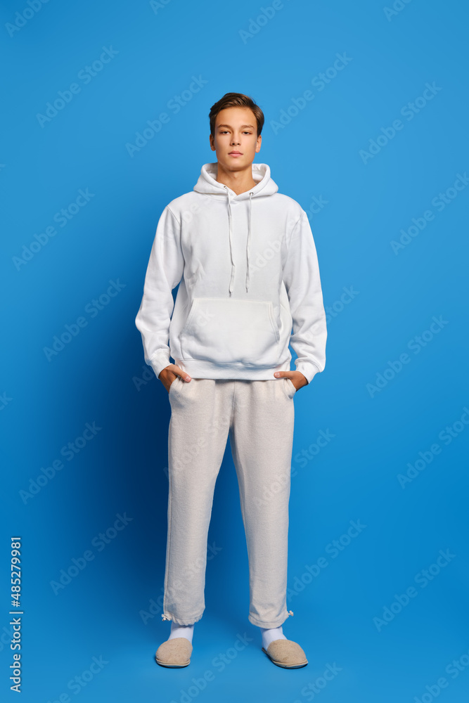 Un homme en sweat et pantalon de survêtement