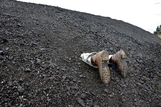 In leather boots, two stakes and cut trousers from the trousers will form the basis of film effects of battle scenes and amputation of feet during explosion. foot prosthesis, Tobruk, El Alamein