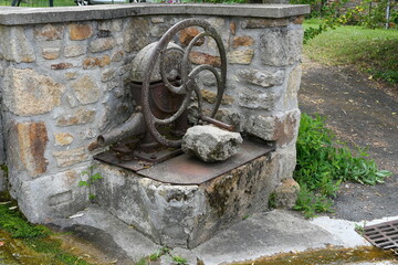 Ancienne pompe à eau rouillée dans un petit village du Puy de Dôme