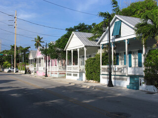 Schöne farbige Häuser (Babalo Cottage) in der Truman Avenue auf Key West, Florida, USA  --...