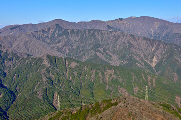 Naklejka premium 丹沢の大山北尾根より望む丹沢山地 丹沢 大山 大山北尾根より左から小丸、塔ノ岳、日高、竜ヶ馬場、不動ノ峰、丹沢山、塔ノ岳の手前が木ノ又大日、新大日、行者岳（行者ヶ岳） 