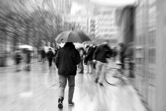 Menschen im Regen in der Stadt abstrakt Bewegung	