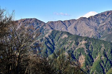 丹沢の大山北尾根　ミズヒノ頭から富士山と表尾根を望む
丹沢　大山北尾根　ミズヒノ頭より富士山、手前左から三ノ塔、烏尾山、行者岳（行者ヶ岳）
