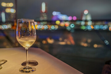 お酒のグラスと横浜の街