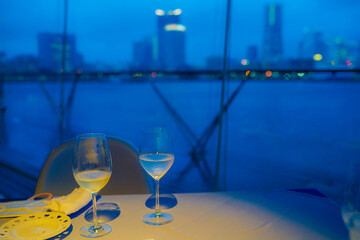 お酒のグラスと横浜の街