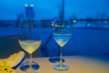 お酒のグラスと横浜の街