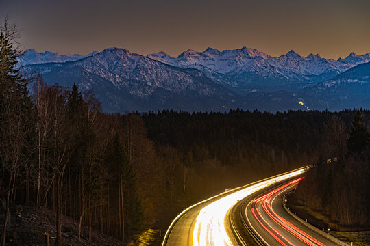 Lichtspuren auf der Autobahn in die Alpen