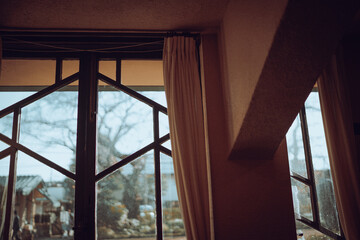 Fototapeta na wymiar レトロな窓から見える庭
