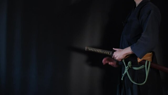 日本刀を構える人物