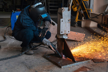 Welding, gases and oxygen to weld and cut metals. content safety accessories. Metal cutting with...